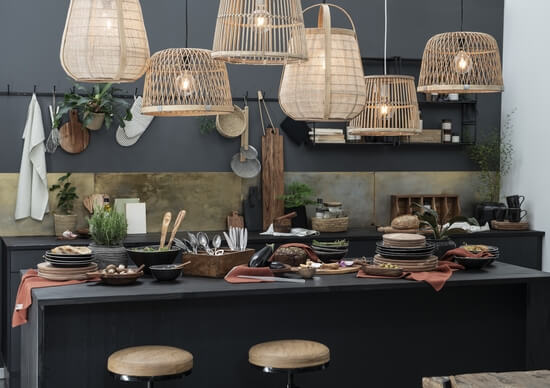 aranżacja z wykorzystaniem lamp z włókien naturalnych