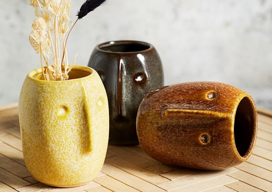 doniczki na stoliku rattanowym