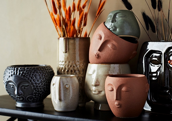 kolekcja doniczek z twarzą