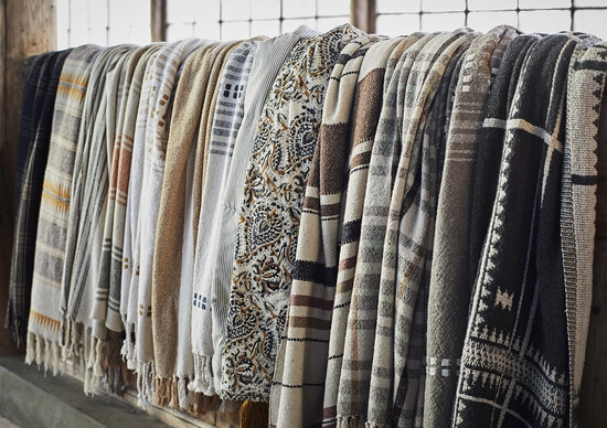 koce boho na wieszaku