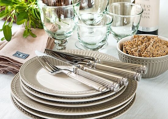 komplet naczyń z porcelany