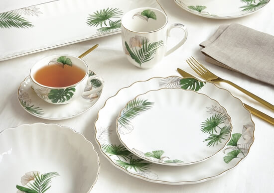 komplet talerzy w kwiatki Exotique