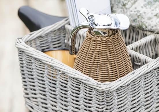 kosz piknikowy z czajnikiem