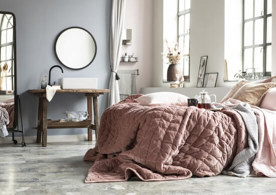 modna narzuta na łóżku - aranżacja