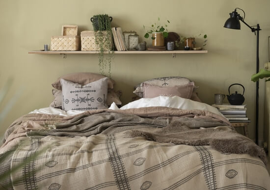 nowoczesna narzuta na łóżko w sypialni