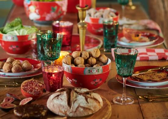 aranżacja stołu z nowoczesnymi kieliszkami nowoczesne kieliszki na stole