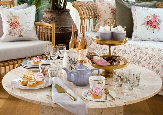 Patera z dwoma poziomami z ciastkami i deserami