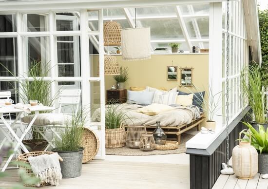 sufitowe lampy we wnętrzu