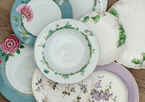 talerze z kwiatowymi wzorami