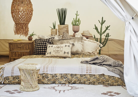 aranżacja sypialni boho z dodatkami