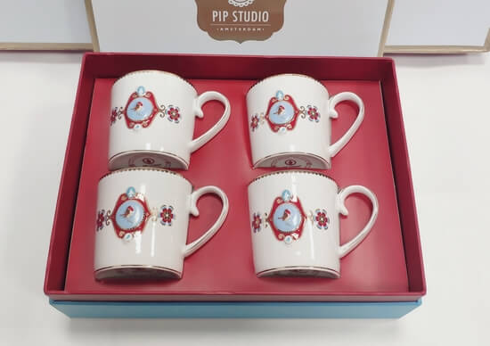 zestaw czterech filiżanek