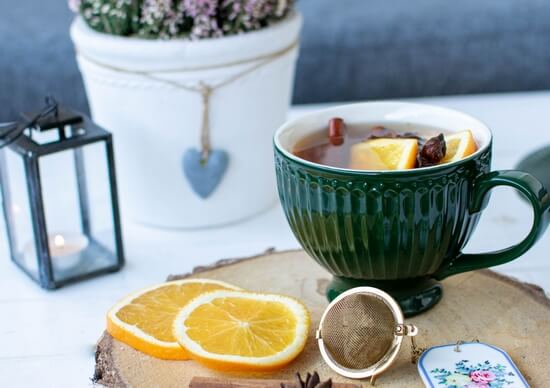 filiżanka w kolorze butelkowej zieleni