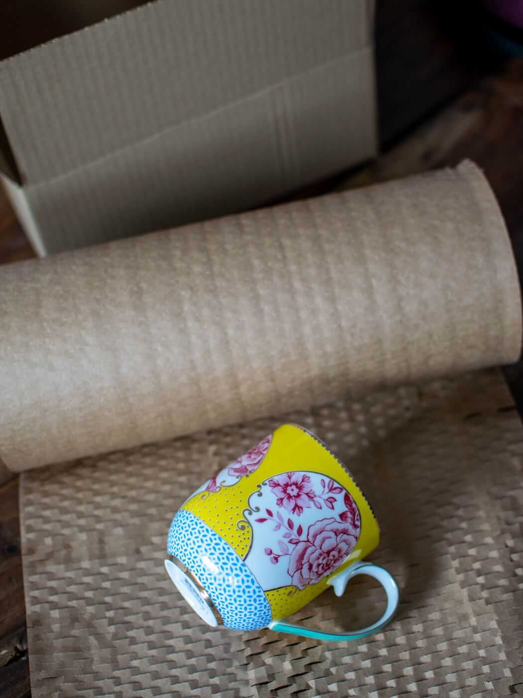 pakowanie filiżanek do wysyłki